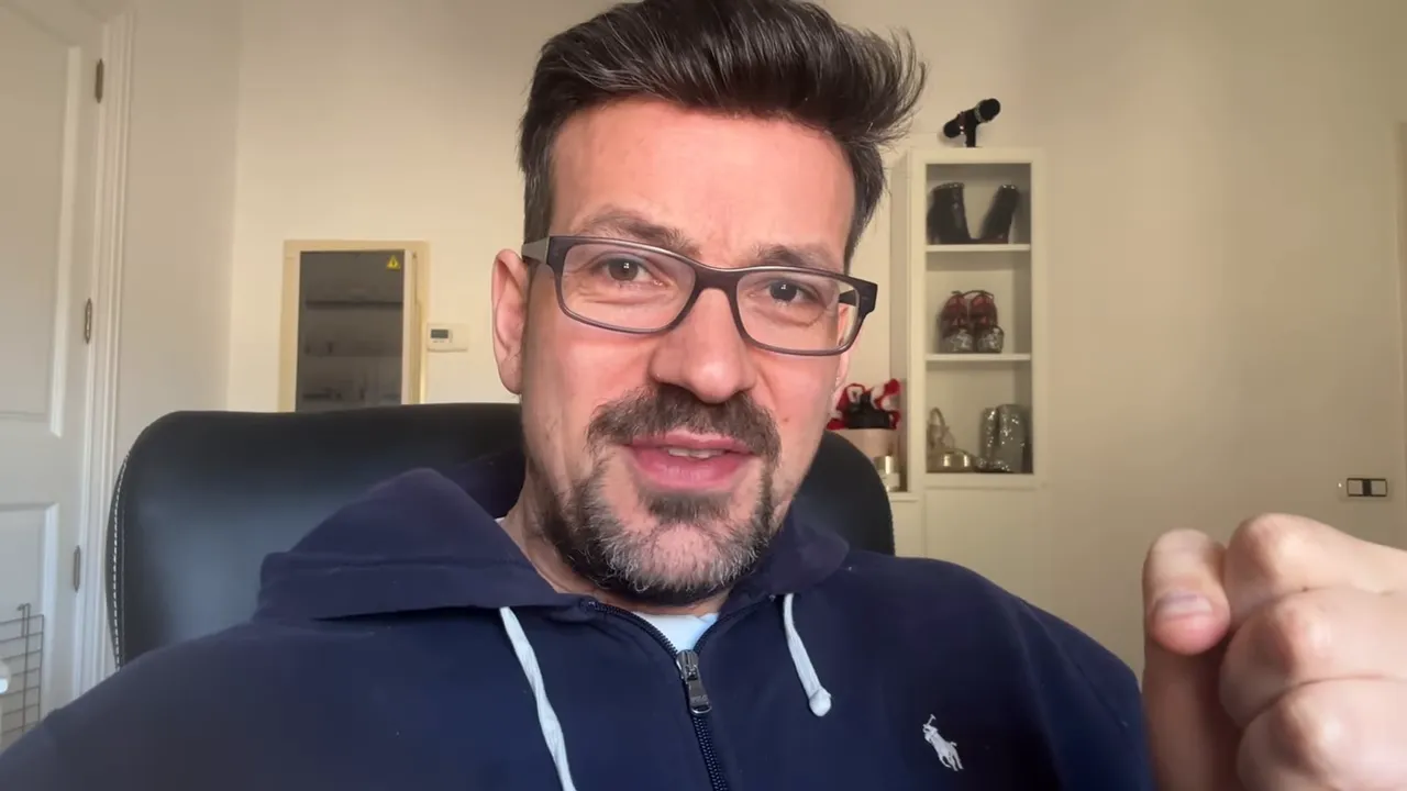 Moderator schaut direkt in die Kamera, freundlicher Ausdruck, klare Nahaufnahme