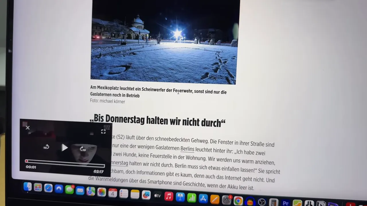 Schneefeld mit sichtbaren Fußabdrücken und starkem Scheinwerferlicht am Rande; Foto eines Tatorts in Berlin