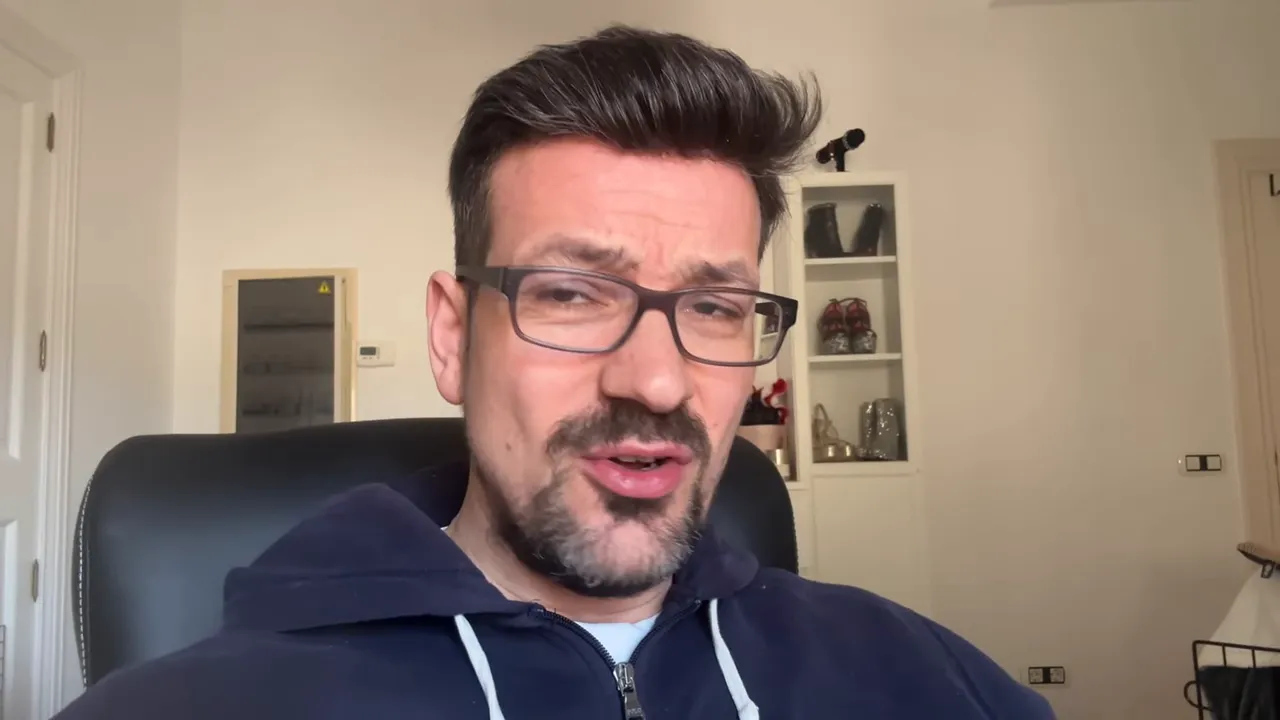 Sprecher mit skeptischem Gesichtsausdruck, Nahaufnahme, gute Schärfe