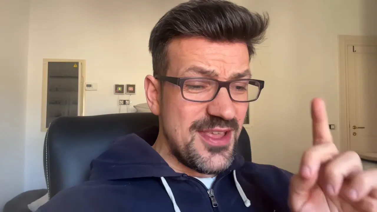 Sprecher gestikuliert mit erhobenem Finger, betont einen wichtigen Punkt