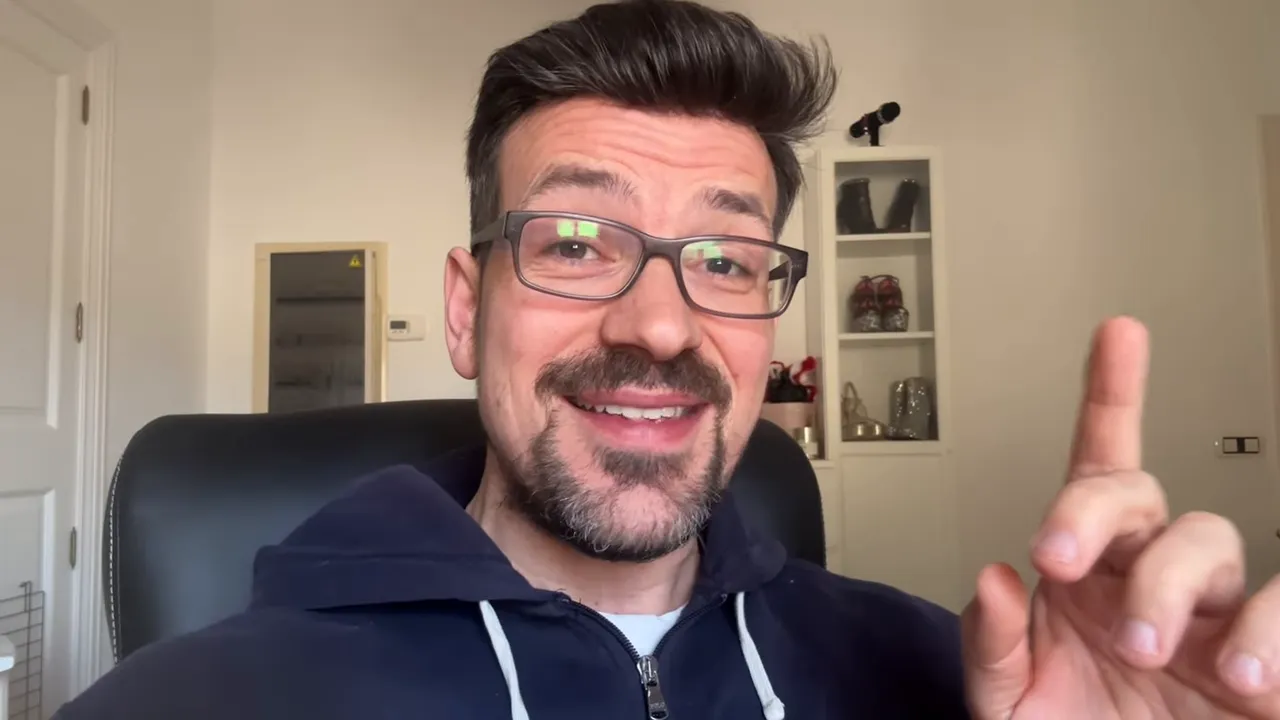 Sprecher zeigt mit erhobenem Finger und betont einen zentralen Punkt zur Oranienstrasse-169-Affäre.