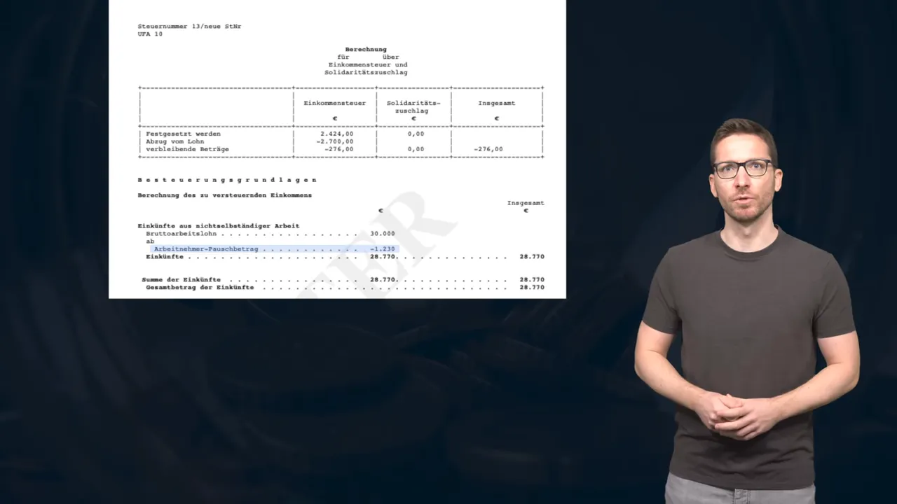 Deutlicher Screenshot einer Steuerberechnung links, Moderator steht rechts in neutraler Haltung