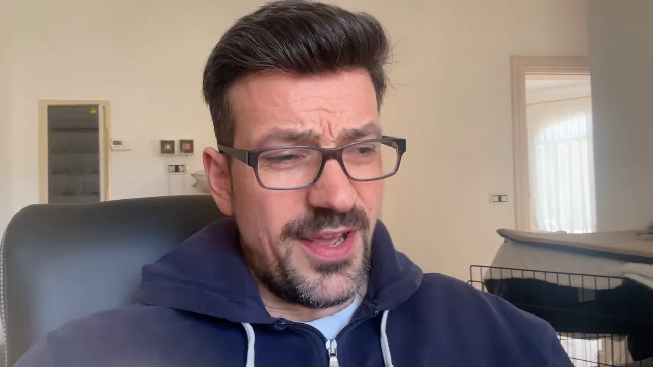 Sprecher vor dem Schreibtisch erklärt Schritt-für-Schritt-Anleitungen zum professionellen Bearbeiten von Artikeln.