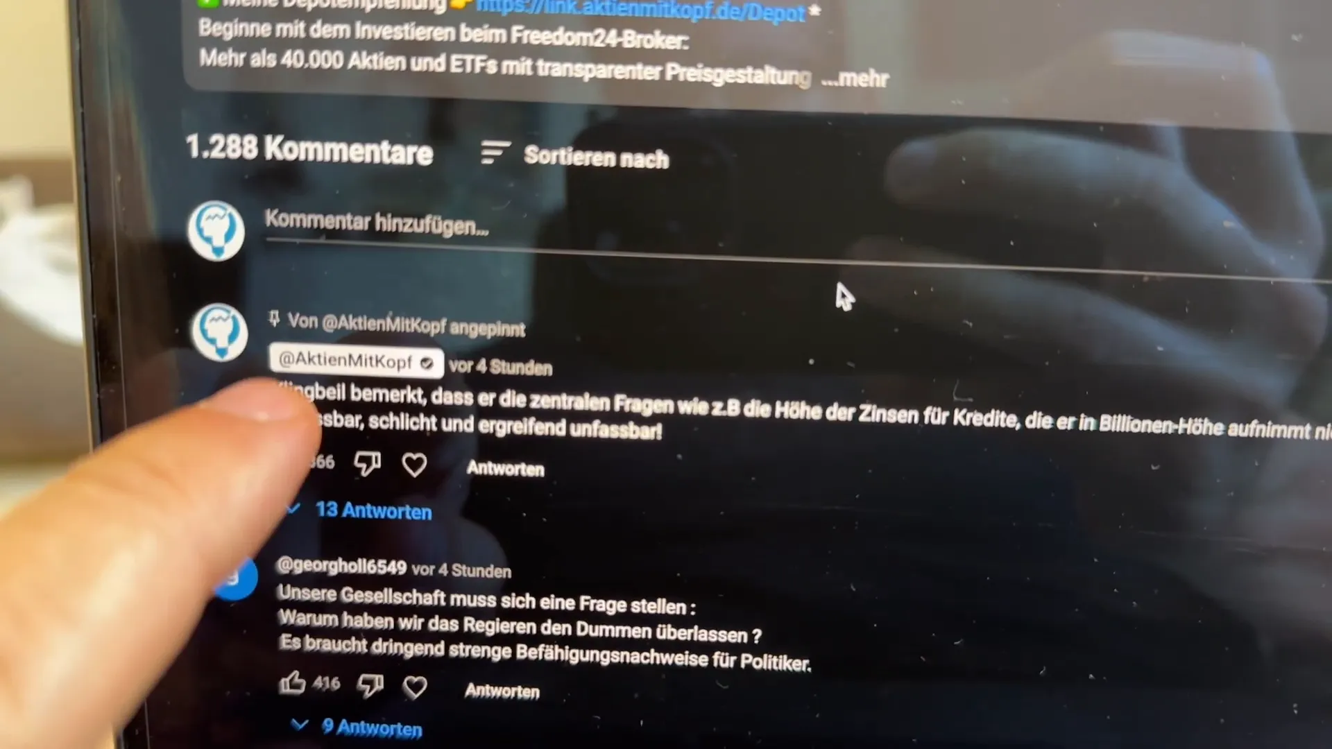 Offizieller YouTube-Account mit blauem Häkchen - Aktien mit Kopf