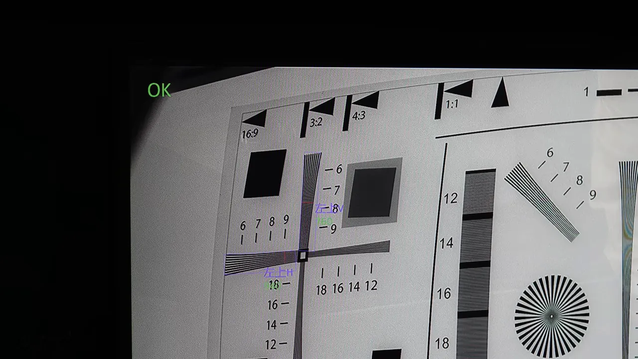 Monitor displaying a black-and-white focus test chart with a green OK indicator