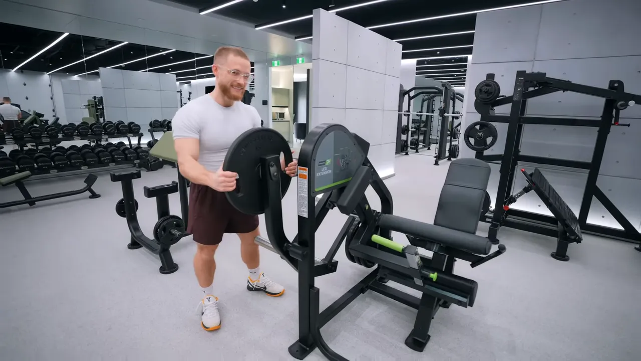 Split-screen graphic highlighting the upper loading position and a deeply bent knee on the Prime leg extension