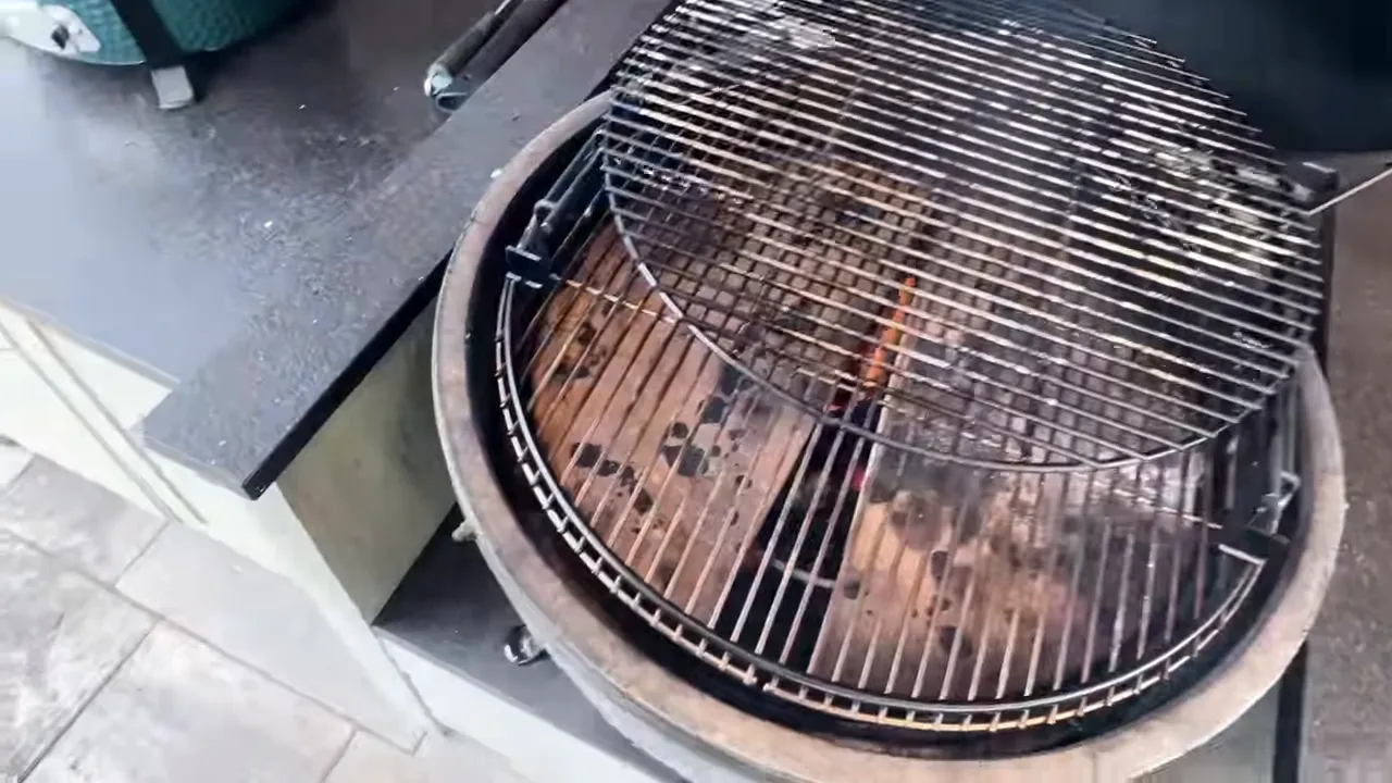 Split heat deflectors with an open wedge beneath two grill racks