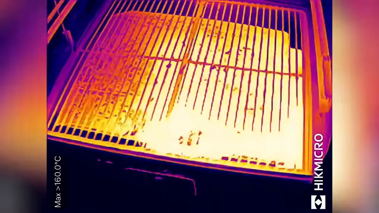 Thermal image of the Camp Chef grate with a bright central and lower area and darker edges