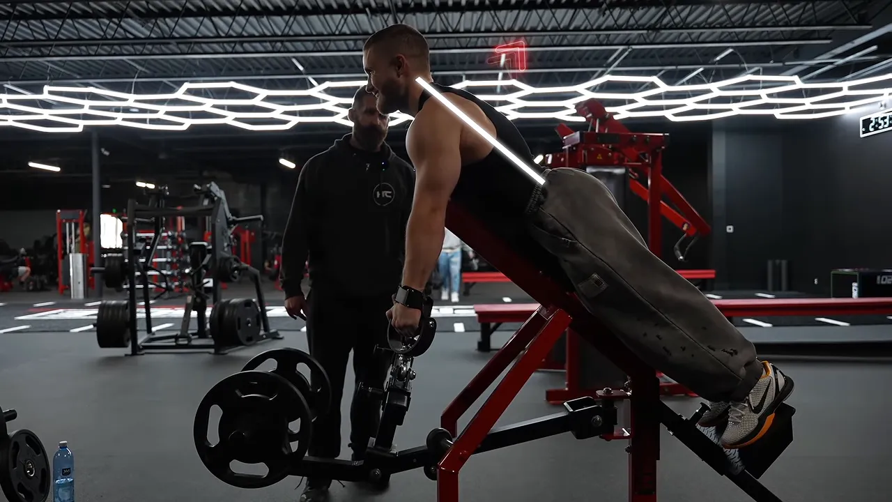Chest-supported machine row shown from the side with a line marking upper-back position