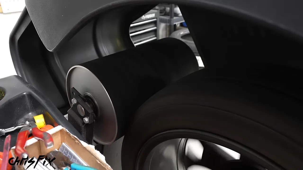 Road-force balancing machine with a roller pressed against a mounted tire