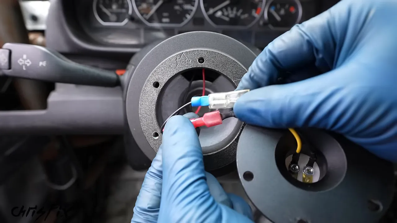 Insulated horn wire connectors between the steering hub and quick release
