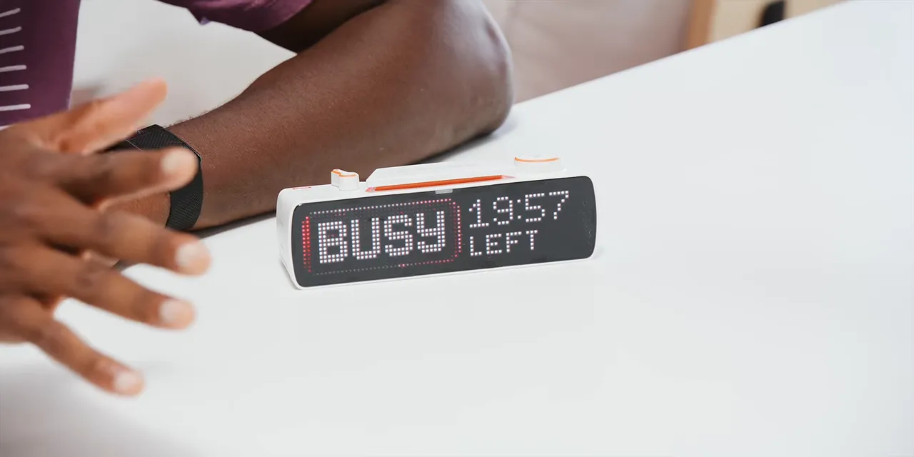 BUSY Bar on a desk displaying BUSY and a countdown timer
