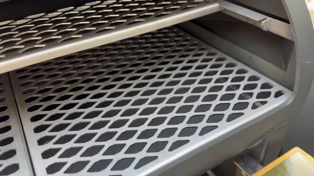Open Echo cooking chamber with a full lower grate and narrower upper rack