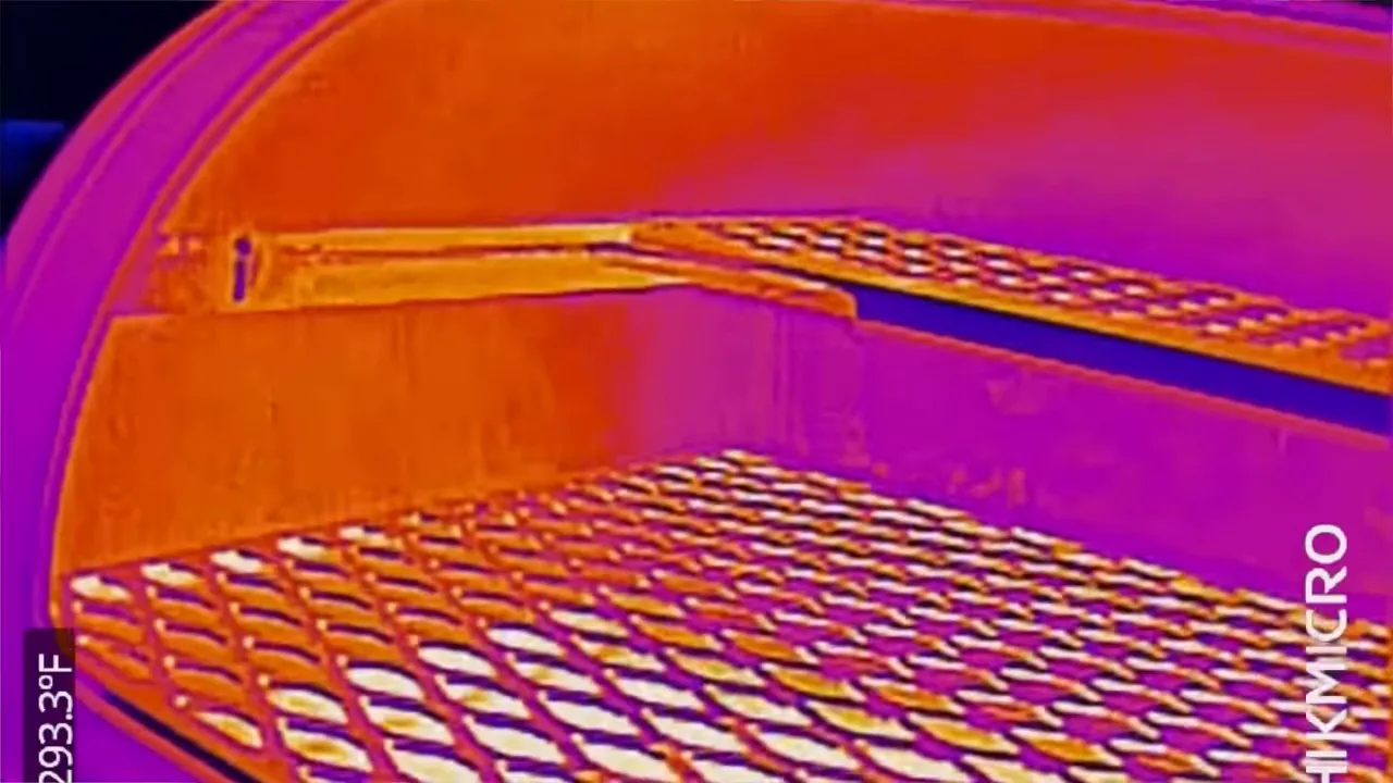 Infrared image showing the Echo lower cooking grate, upper rack, and curved chamber wall