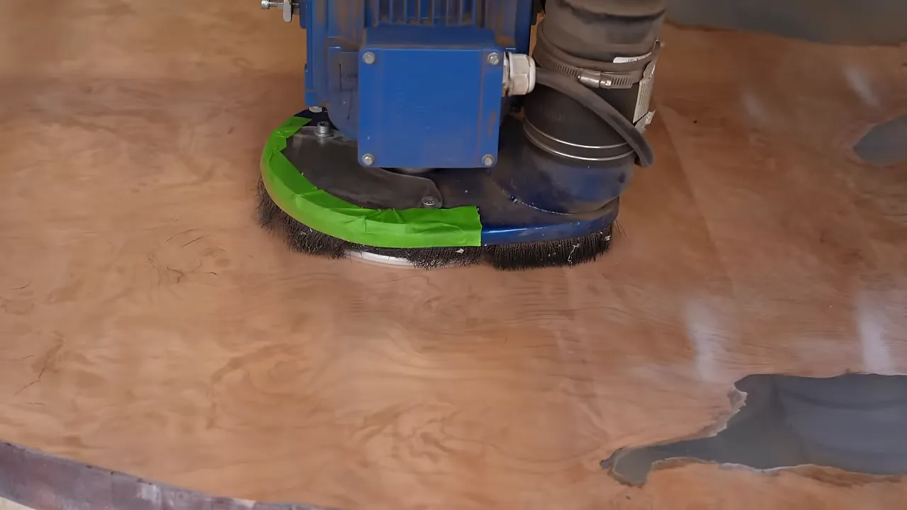 Large flattening machine with a sanding attachment working across the round tabletop