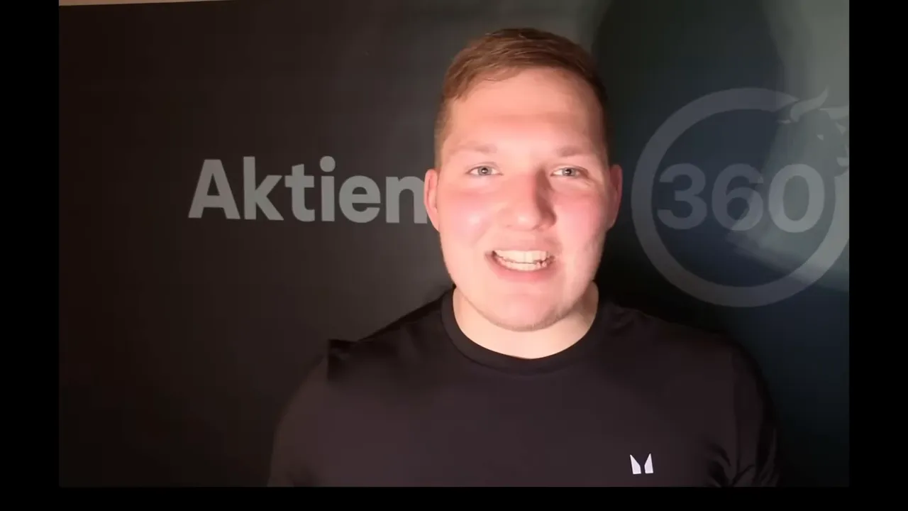 Moderator lächelnd vor Aktien360-Backdrop, erklärt AI-Infrastruktur und Optikthema
