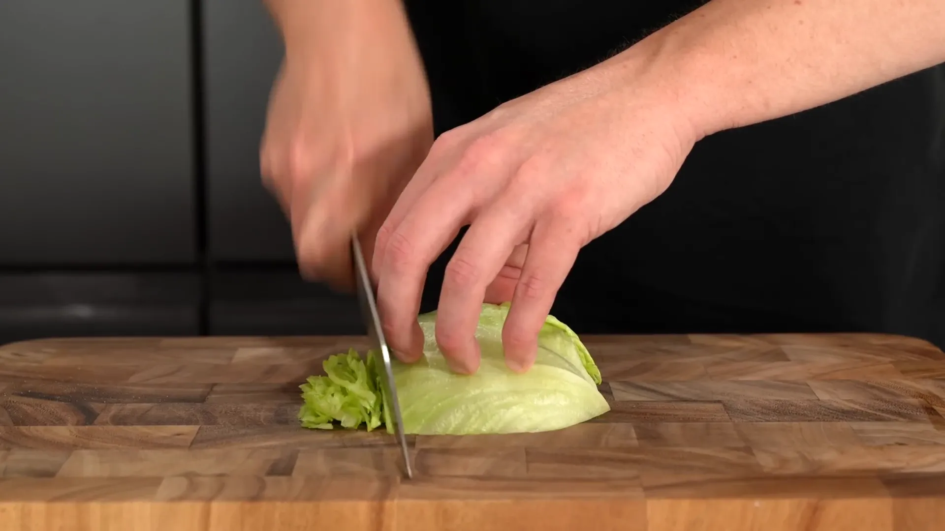 Preparing lettuce and buns