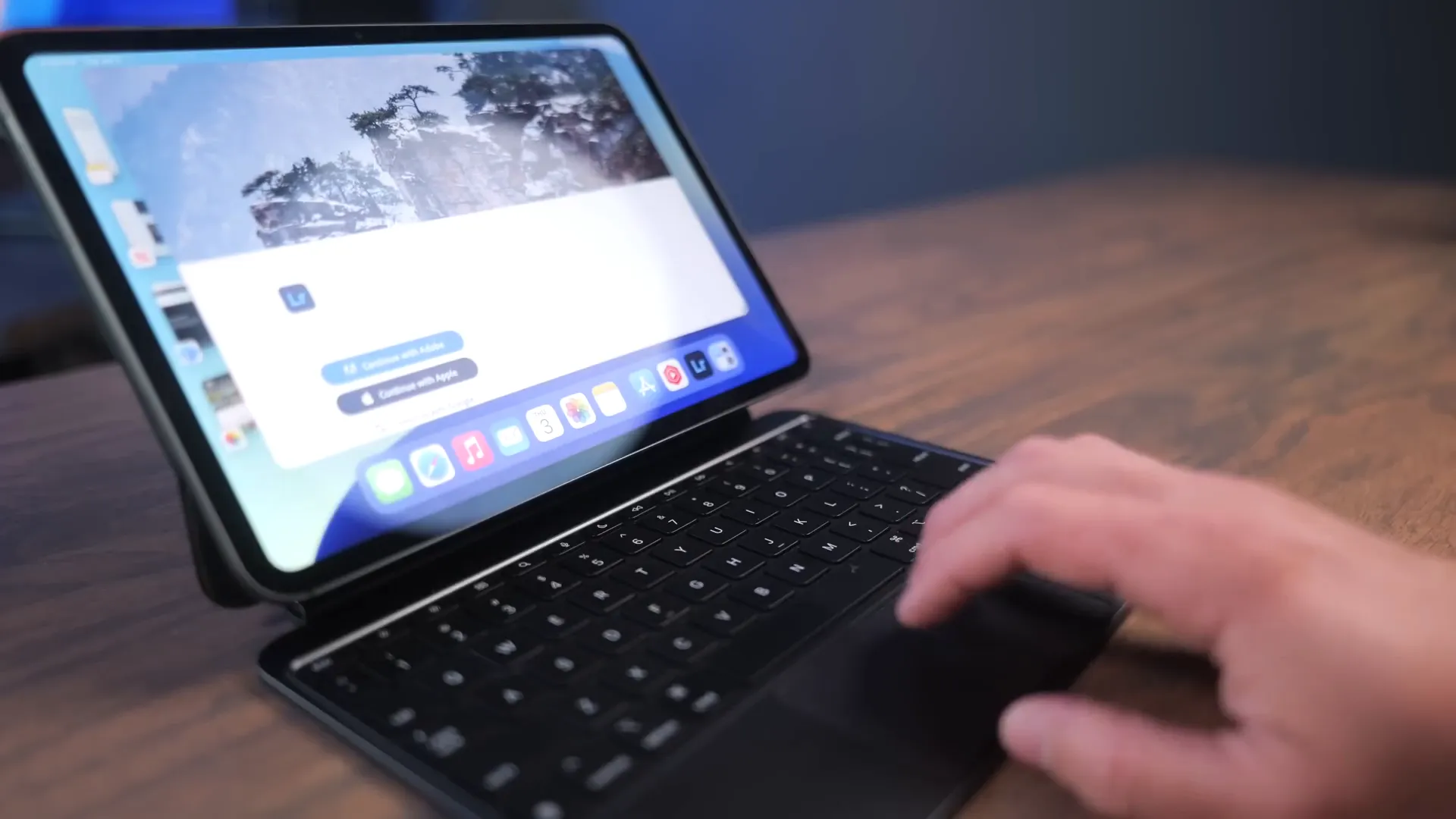 Using trackpad and gestures with Magic Keyboard on iPad Pro