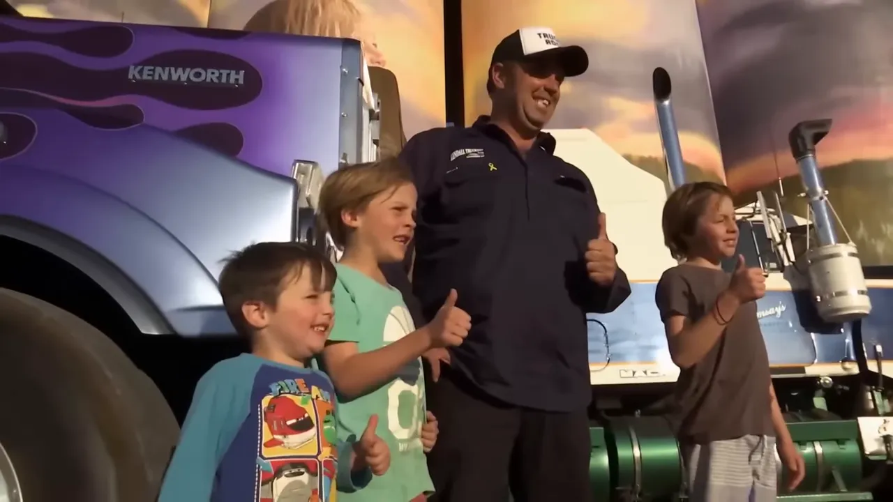 School kids waving as convoy rolls into Kimba