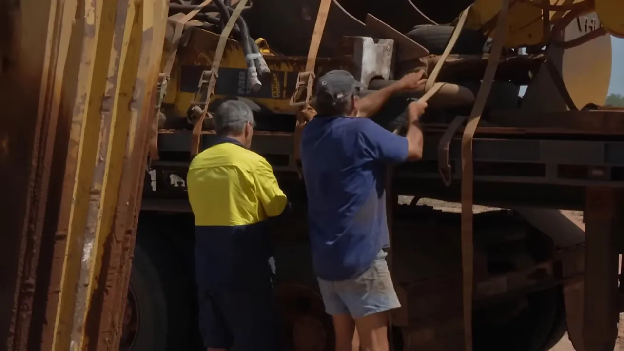 Re-loading gear around Colomberoo: excavator attachments and containers