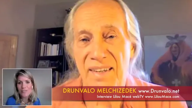 Primer plano clido del instructor sonriendo levemente durante la entrevista con la entrevistadora en un recuadro pequeo