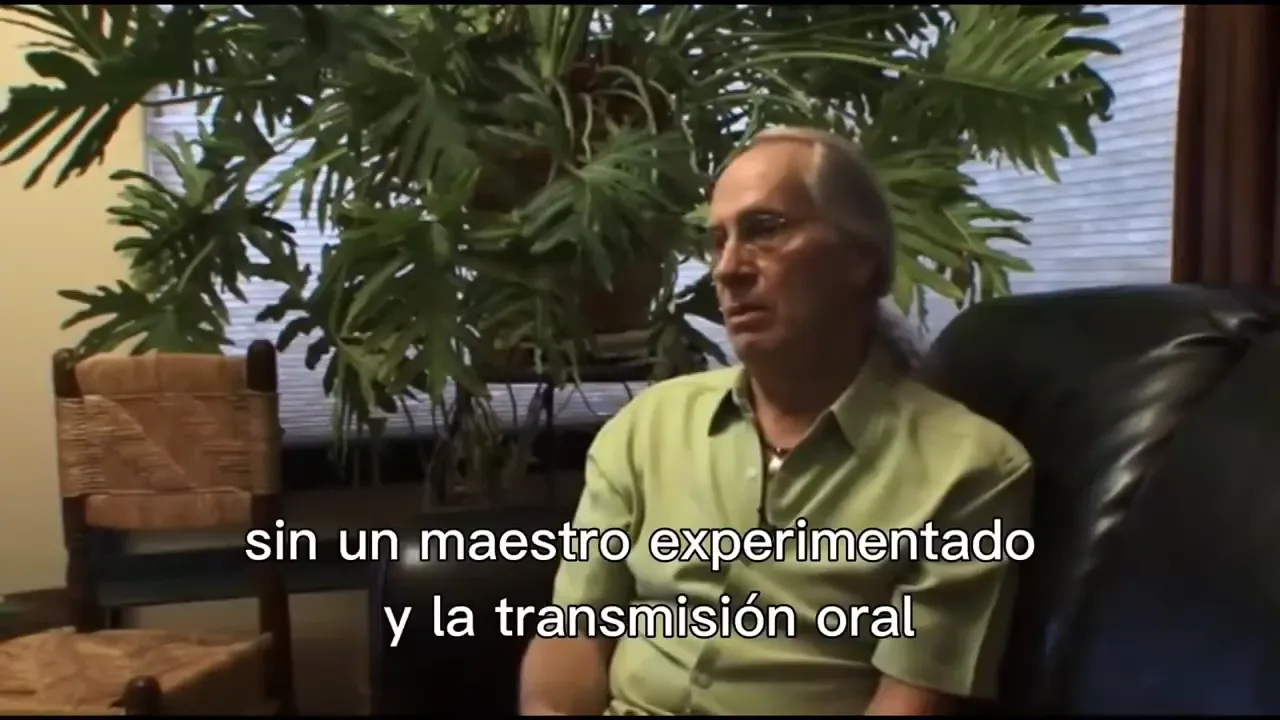 Entrevistado en una sala con plantas subttulos que dicen sin un maestro experimentado y la transmisin oral