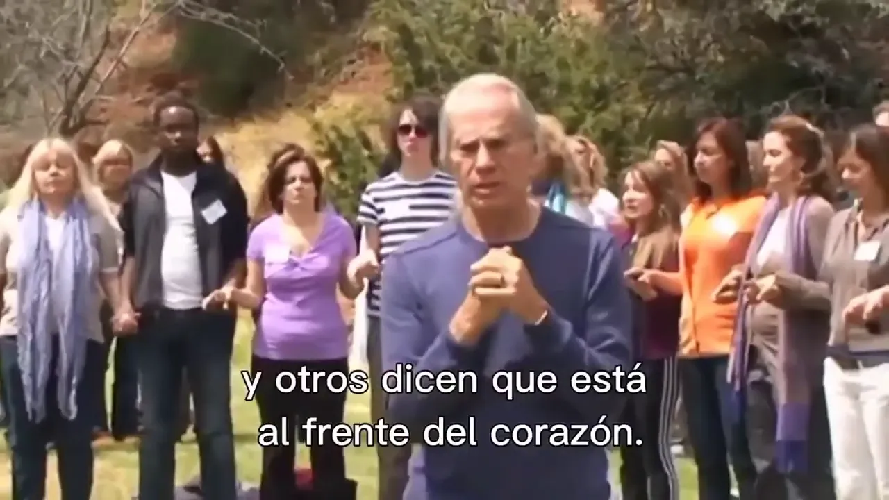 Instructor de frente al grupo manos juntas subttulo que dice y otros dicen que est al frente del corazn