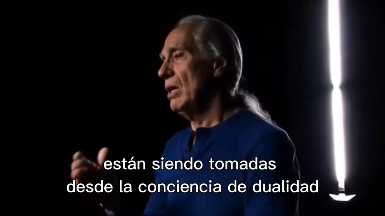 Trmbalo de perfil gesticulando subttulo estn siendo tomadas desde la conciencia de dualidad fondo negro y luz vertical