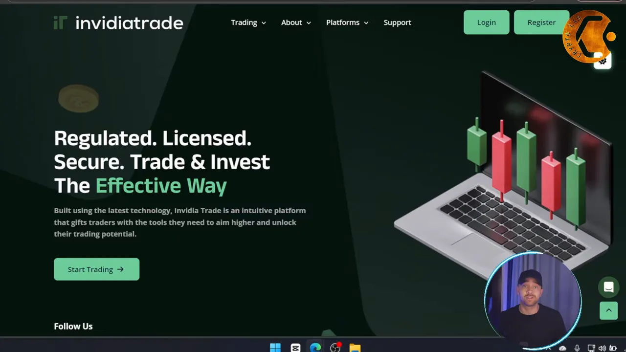 Sección principal del sitio InvidiaTrade mostrando mensaje Regulated. Licensed. Secure. y un gráfico 3D sobre un portátil