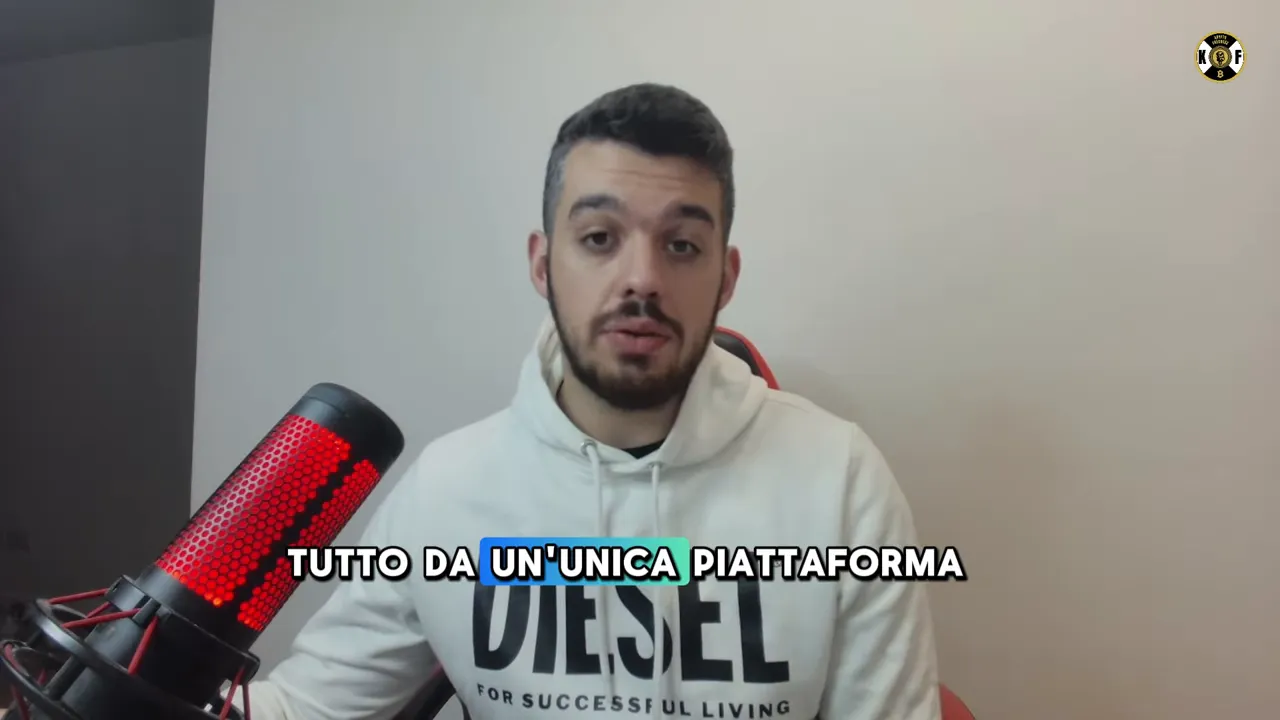 presentatore con microfono rosso e sottotitolo 'TUTTO DA UN'UNICA PIATTAFORMA', immagine chiara e nitida