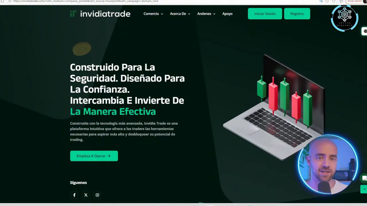Screenshot de la home de InvidiaTrade con titular, botón 'Empieza A Operar' y gráfico de velas sobre un portátil.