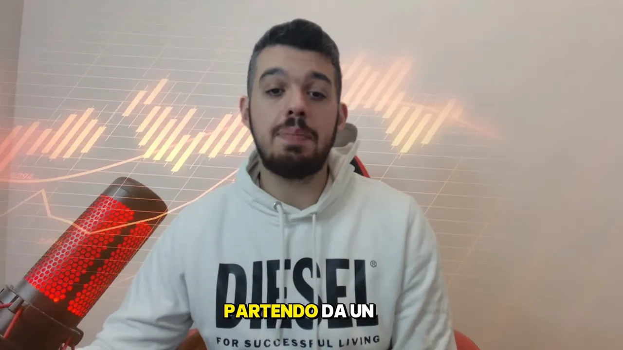 relatore con grafico finanziario sovrapposto e microfono rosso, didascalia 'PARTENDO DA UN'.