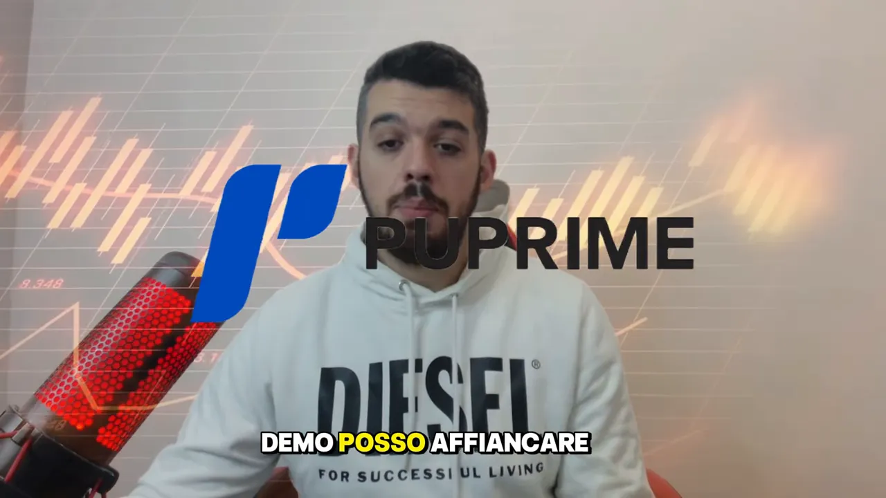persona davanti a sfondo con grafici e grande logo PU Prime, microfono rosso e sottotitolo 'DEMO POSSO AFFIANCARE'