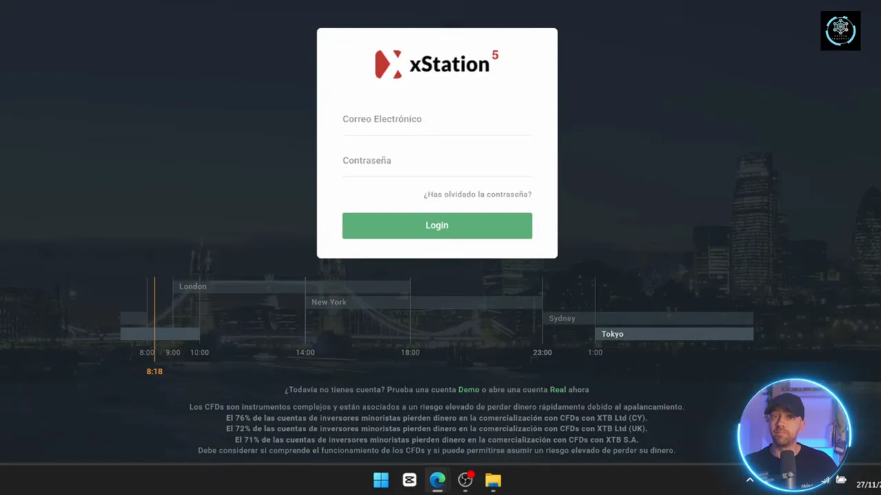 Pantalla nítida del login de xStation con formulario al centro y fondo de horarios de mercado