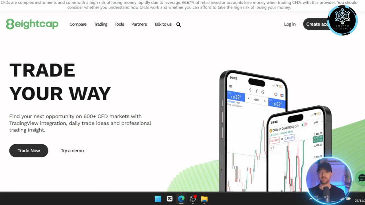 Captura de la web de Eightcap con el titular 'TRADE YOUR WAY' y pantallas de apps móviles mostrando gráficos