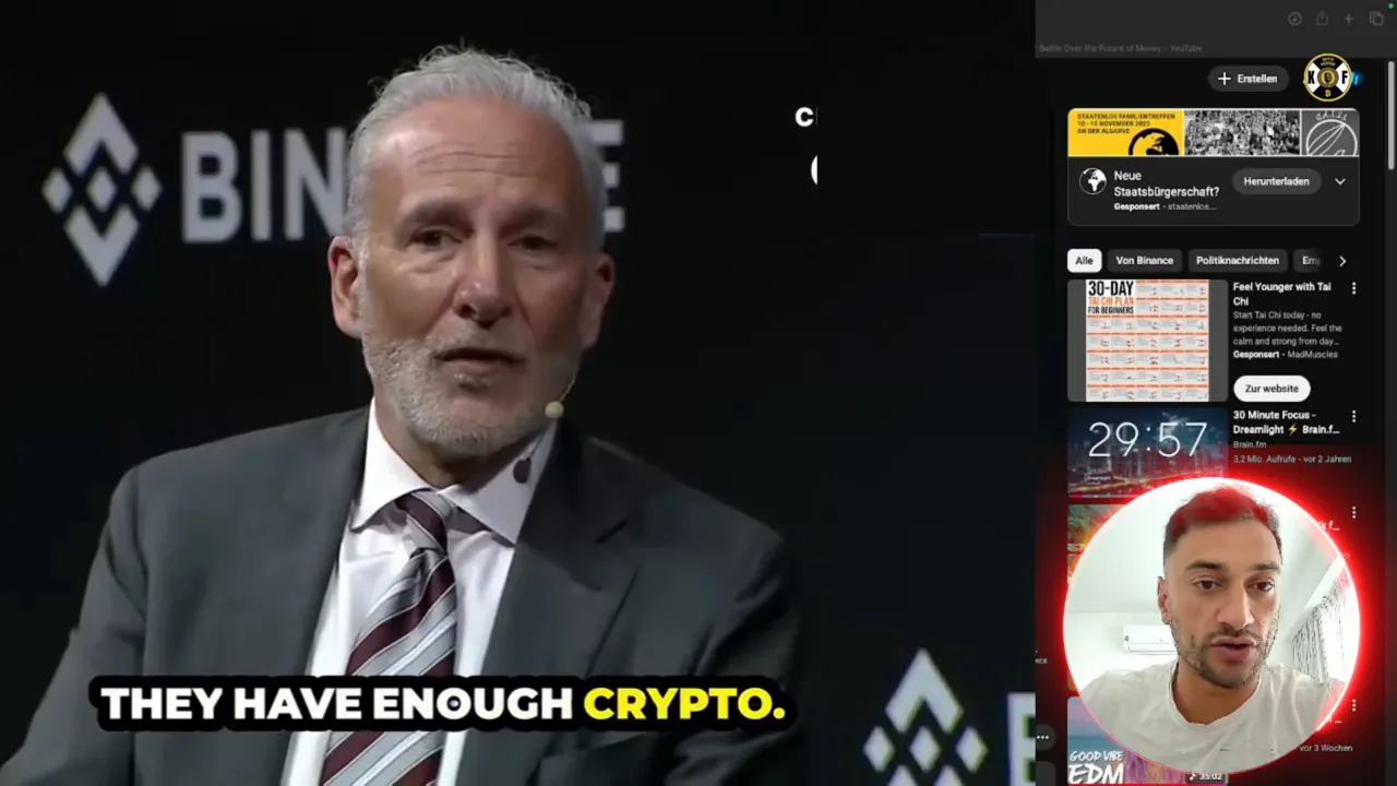 Mann im Anzug auf Bühne vor Binance-Logo mit Untertitel 'THEY HAVE ENOUGH CRYPTO.' und eingeblendeter Smartphone-Overlay an der Seite.