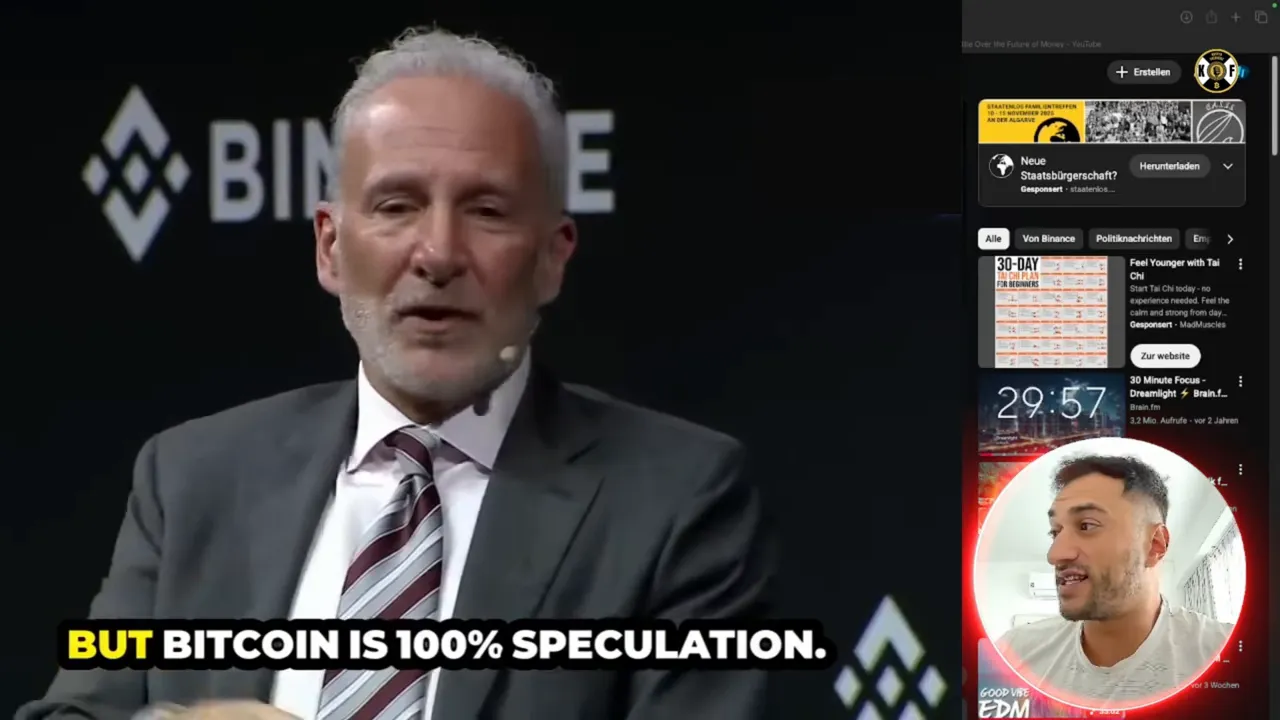 Sprecher auf Podium vor Binance-Logo mit eingeblendetem Untertitel 'BUT BITCOIN IS 100% SPECULATION'.