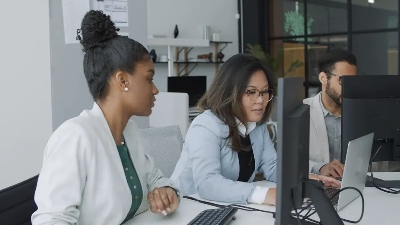 Equipo de seguridad o IT trabajando frente a pantallas para gestionar alertas de ciberseguridad