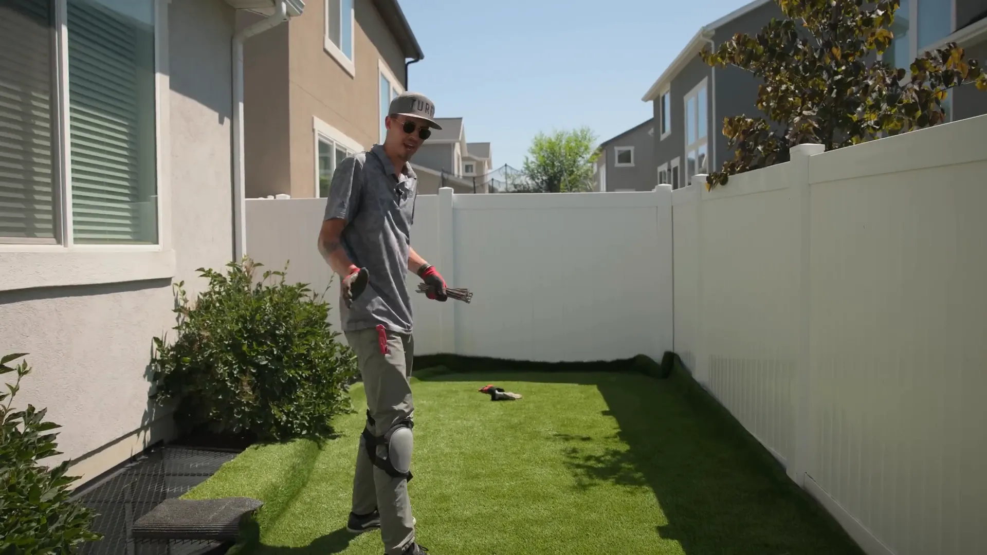 Stretching synthetic grass using carpet kicker