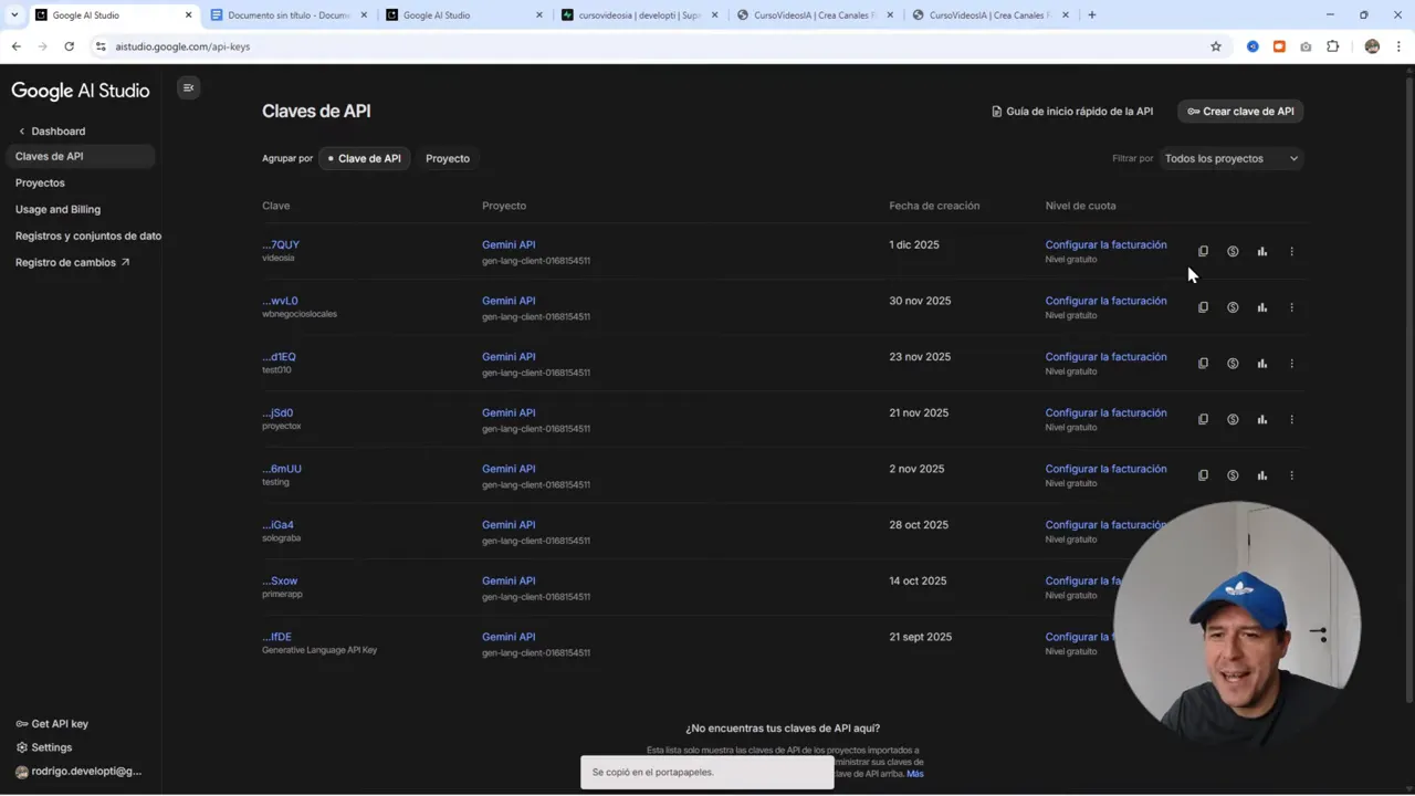 Google AI Studio pantalla de Claves de API con lista de claves Gemini y UI en modo oscuro