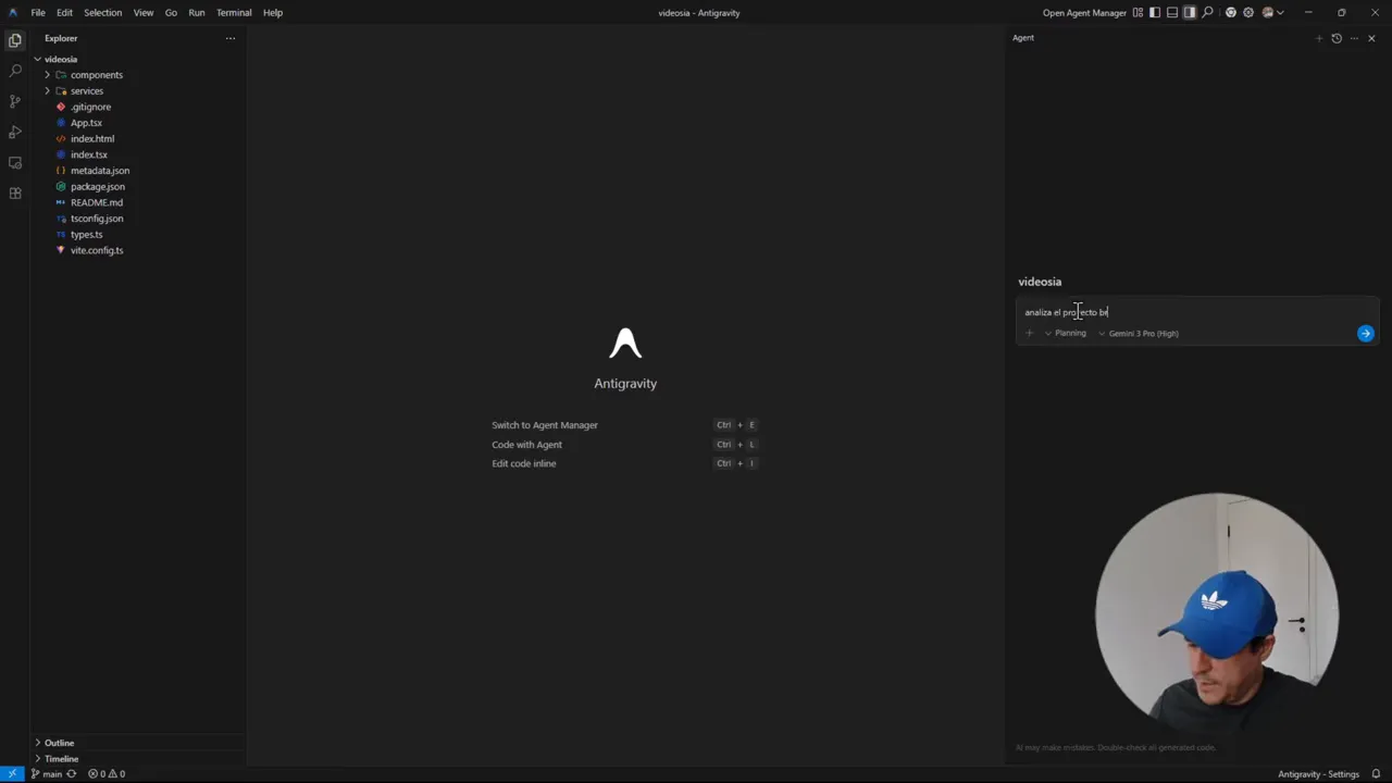 Antigravity con el explorador de archivos y el panel del agente donde se ve 'analiza el proyecto' escrito