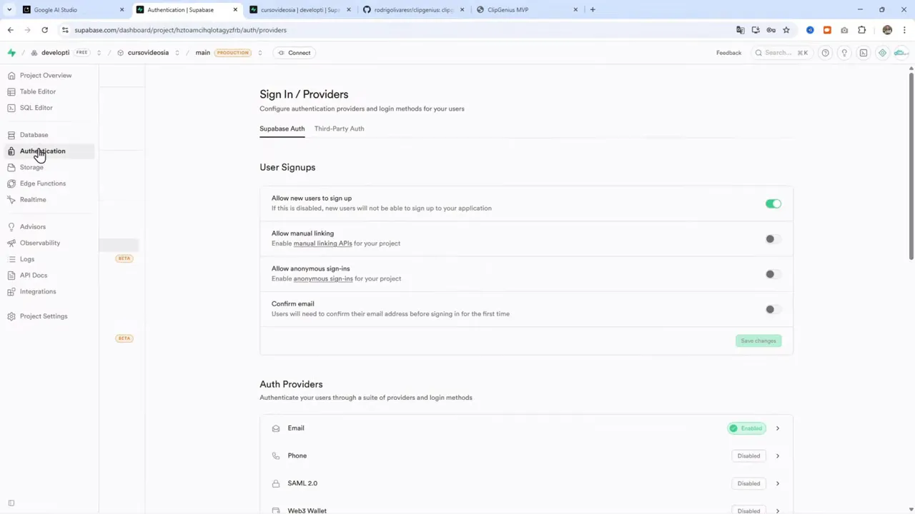 Panel de Supabase 'Sign In / Providers' mostrando opciones de inscripción de usuarios y toggles para métodos de autenticación