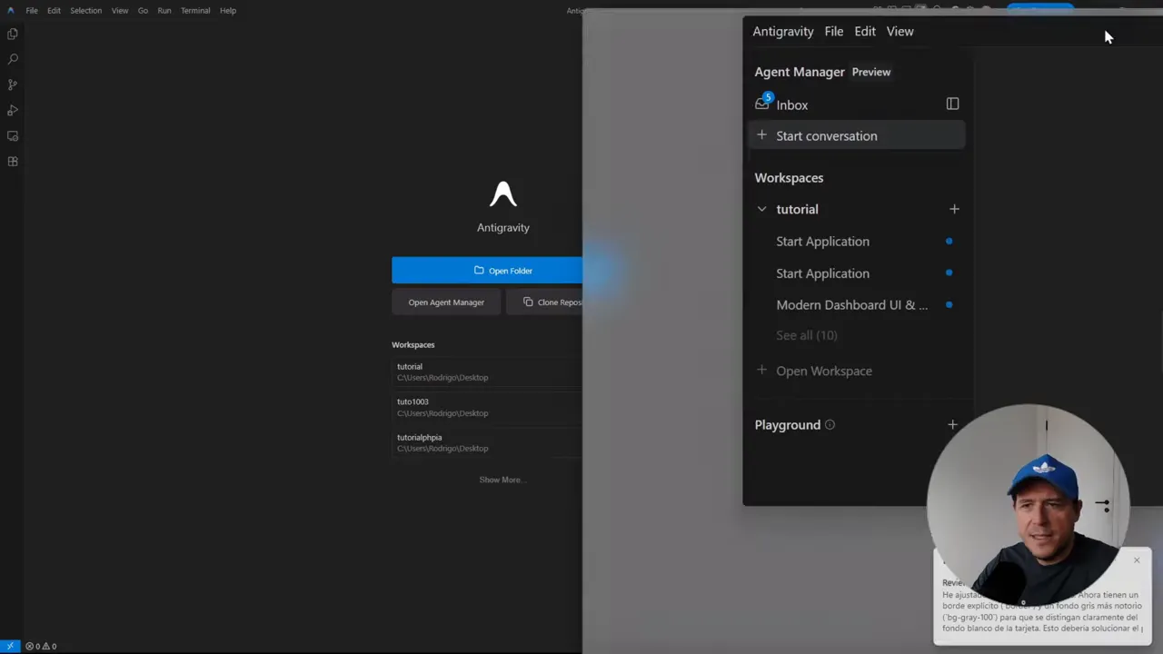 Agent Manager de Antigravity en una ventana flotante con Inbox, botón 'Start conversation' y lista de workspaces; interfaz principal parcialmente visible detrás.