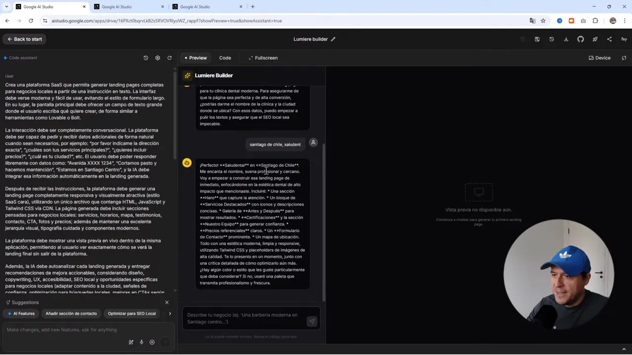 Panel de conversación de Google AI Studio mostrando la respuesta generada del asistente con secciones sugeridas (héroe, servicios, formulario) y el campo de entrada abajo; presentador en burbuja circular a la derecha.