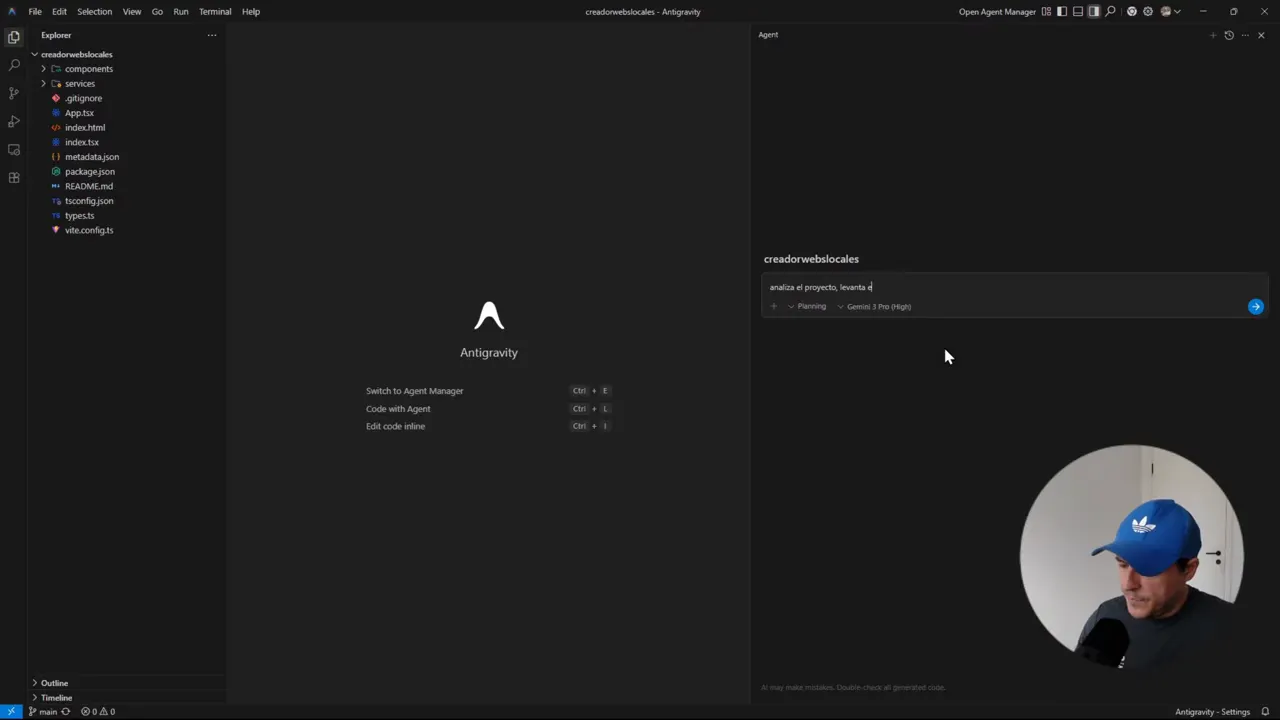 Agent de Antigravity con el prompt 'analiza el proyecto, levanta...' escrito, explorador de archivos a la izquierda y ventana del presentador en burbuja