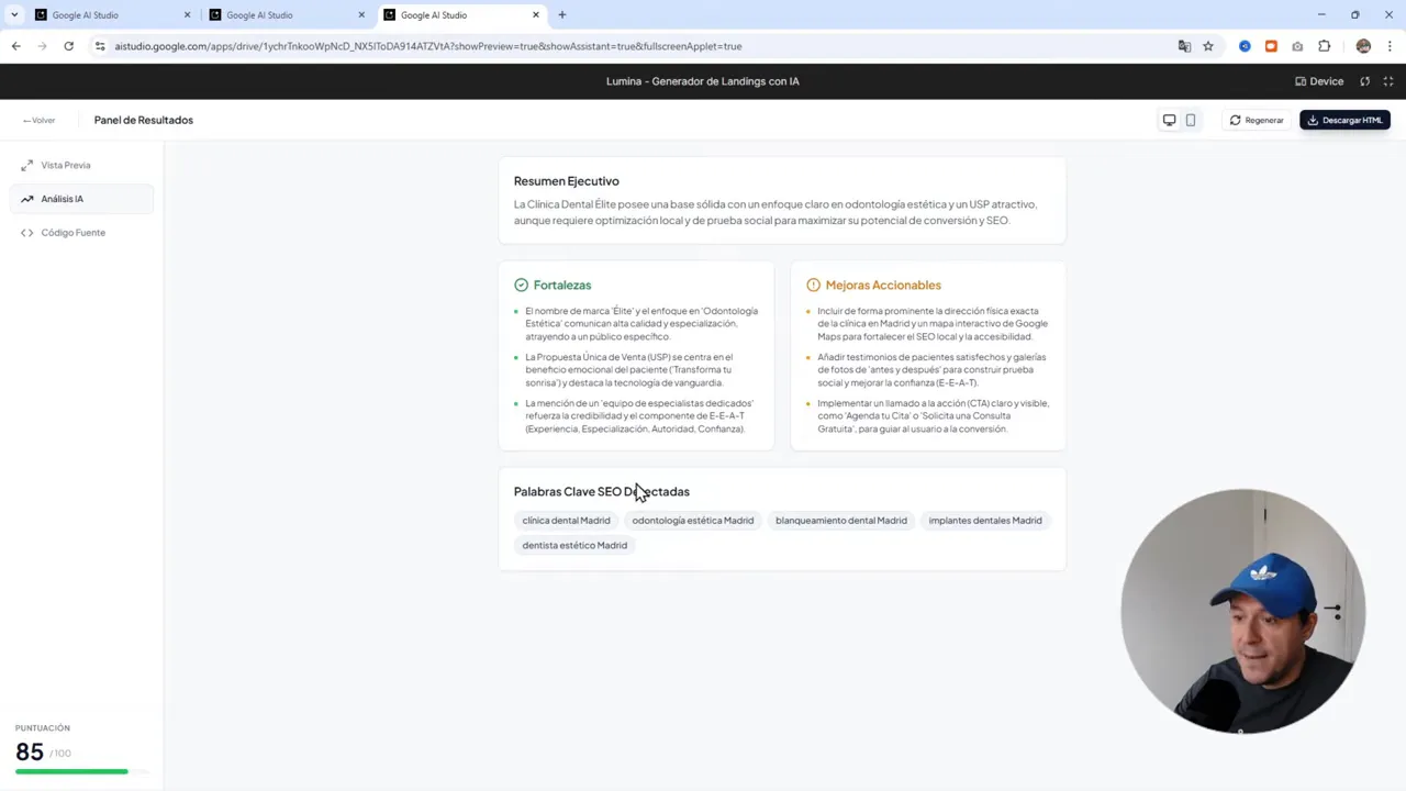 Pantalla de Google AI Studio con el panel de 'Resumen Ejecutivo', tarjetas de Fortalezas y Mejoras Accionables, lista de palabras clave SEO detectadas y puntuación 85 en la parte inferior.
