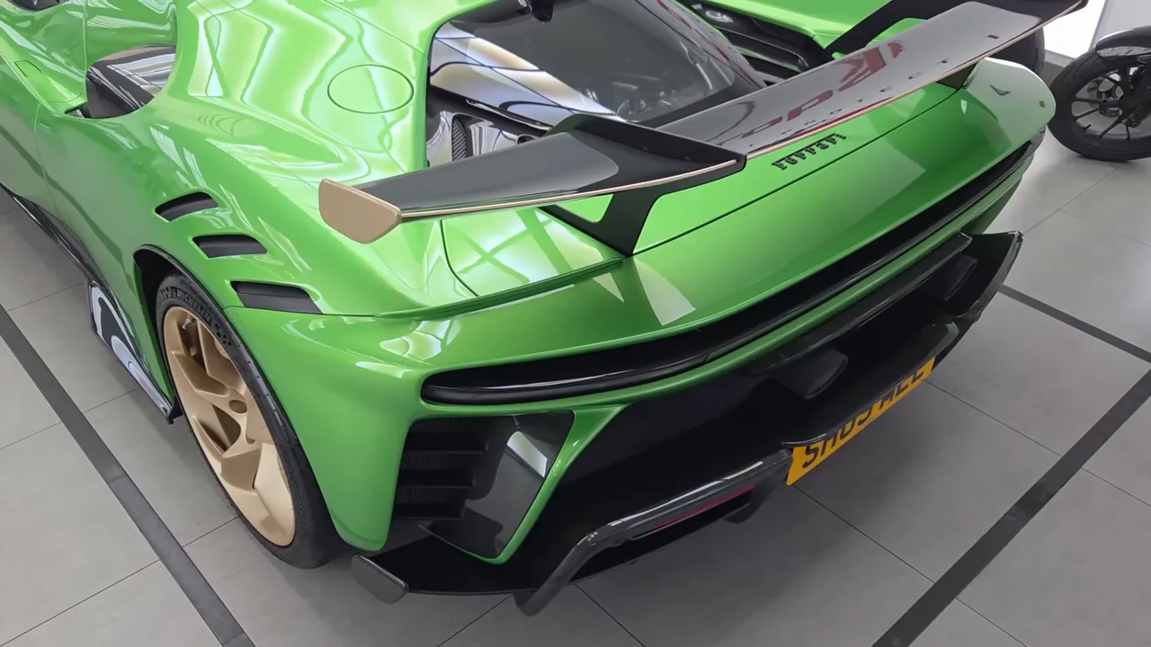 Ferrari SF90 XX verde vista posteriore con alettone fisso e cerchi color oro