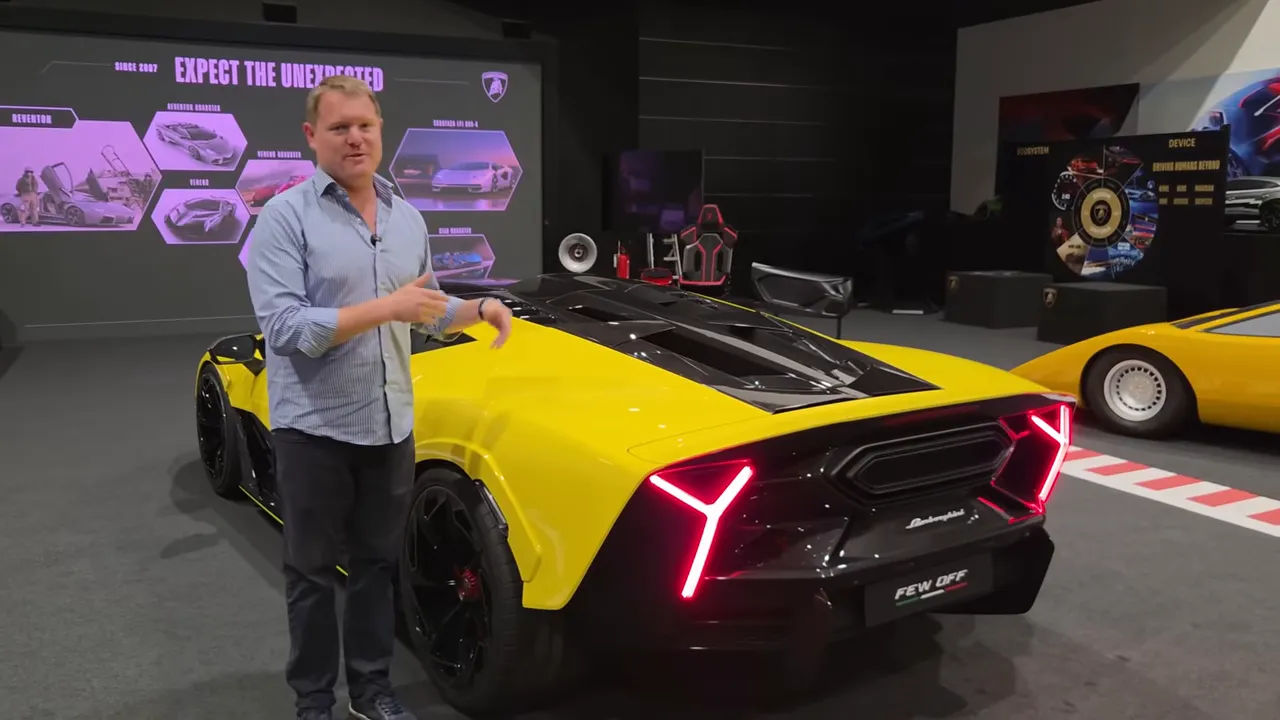 Lamborghini Phenomeno vista posteriore gialla con luci a Y e prese d'aria sul cofano, presentatore in piedi accanto