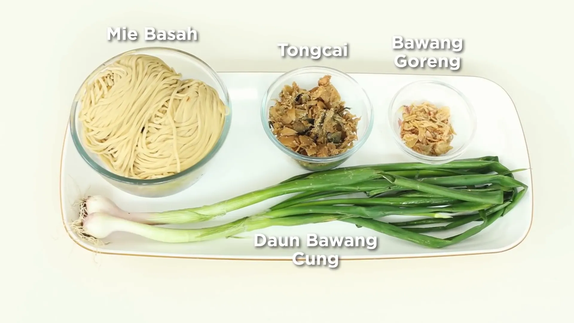 Bahan-bahan mie yamien seperti mie, bawang goreng, dan daun bawang