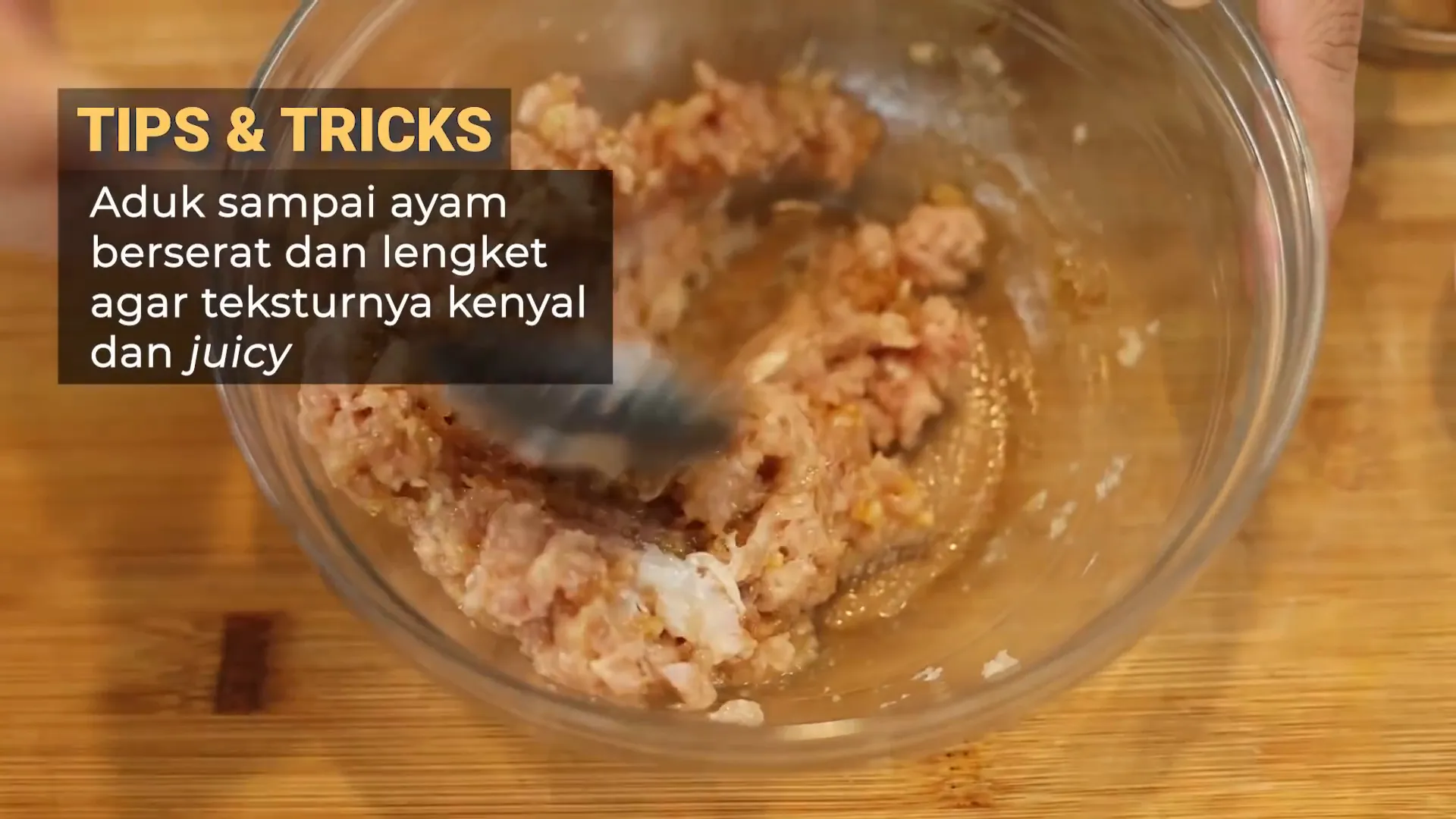 Membungkus pangsit ayam